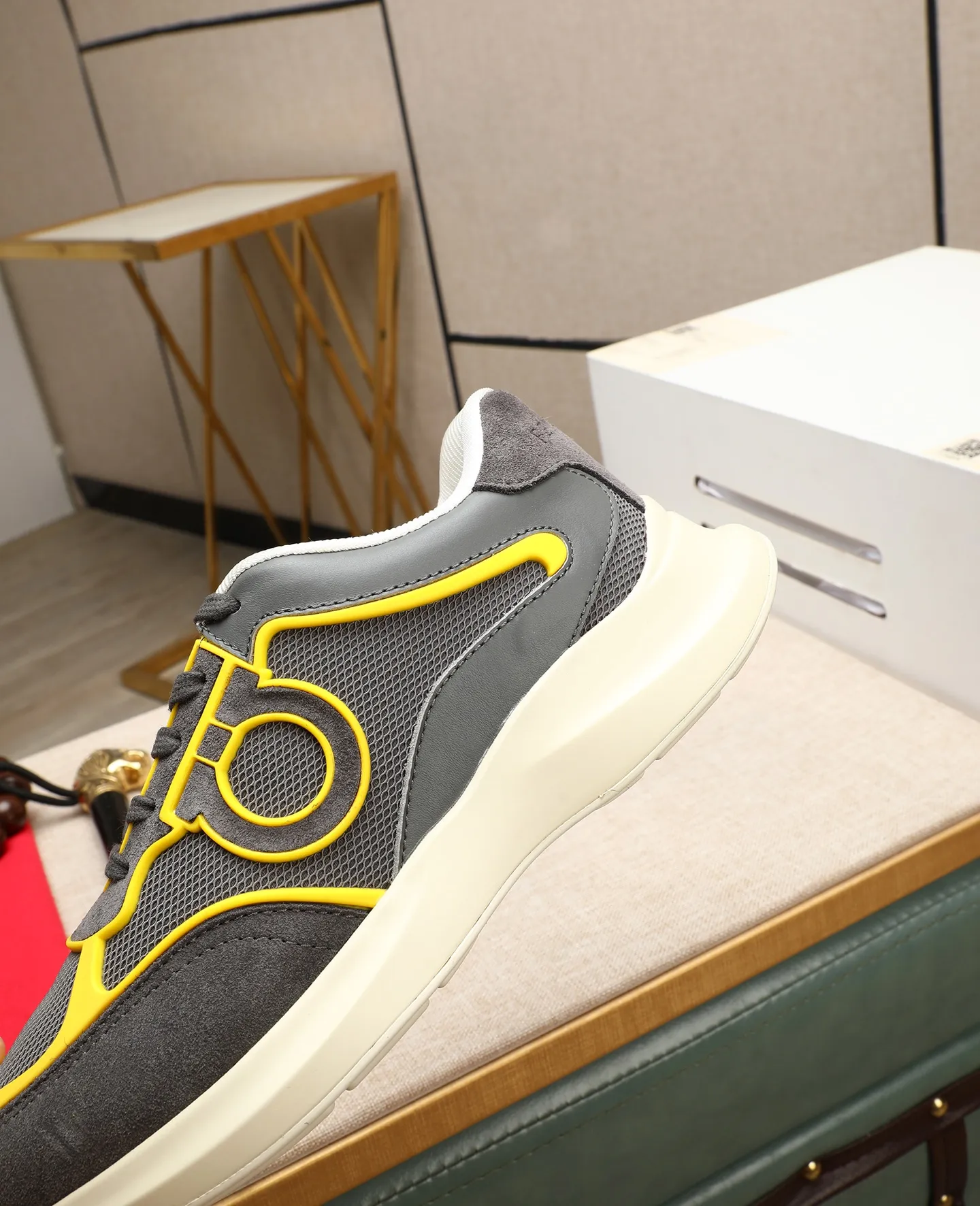 Men's shoes 💰700 📛📛 Salvatore Ferragamo is the world's top luxury footwear brand. It comes from the fashion kingdom of Italy. It is famous all over the world for its traditional handmade design and novel styles... 🚶🏻🚶🏻New suit shoes are available simultaneously at the counter. This model is purely handmade. The fabric is imported from Italy and original first-layer cowhide. Mesh + cowhide lining. Original authentic outsole🌀🌀Size: 39➖44 (38 45 customized)